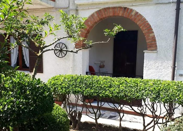 Casa Nel !!! בית נופש Falconara Albanese